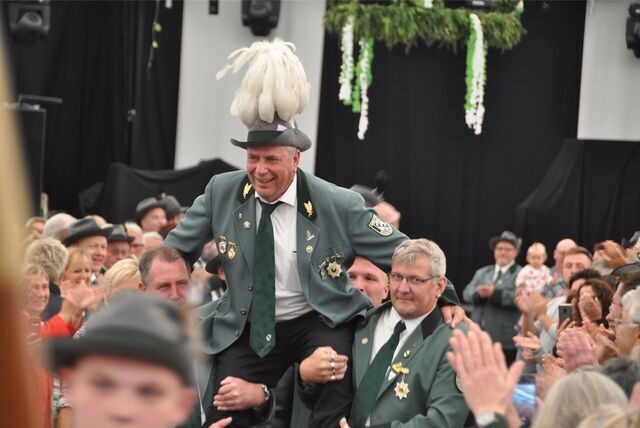 Hubert Hennemann wird 2019 auf den Schultern seiner Schützenbrüder als neuer Kaiser ins Festzelt getragen. Mit dem 680. Schuss hatte er jeden Zweifel wegewischt.