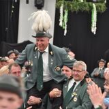 Hubert Hennemann wird 2019 auf den Schultern seiner Schützenbrüder als neuer Kaiser ins Festzelt getragen. Mit dem 680. Schuss hatte er jeden Zweifel wegewischt.