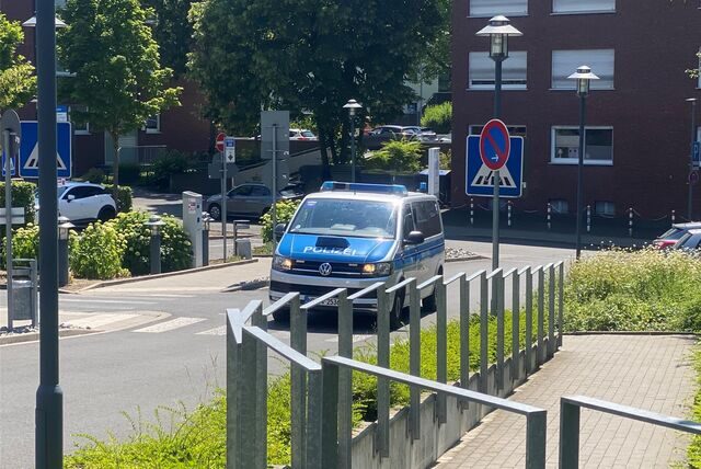 Vor dem und im Rochus-Hospital in Castrop war am Freitag Polizei. Verletzte der Massenschlägerei wurden in sechs verschiedenen Kliniken behandelt, teilte die Staatsanwaltschaft mit. Ein 23-jähriger Mann lag Freitag nach einer Not-OP noch auf der Intensivstation.