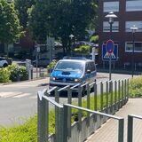 Vor dem und im Rochus-Hospital in Castrop war am Freitag Polizei. Verletzte der Massenschlägerei wurden in sechs verschiedenen Kliniken behandelt, teilte die Staatsanwaltschaft mit. Ein 23-jähriger Mann lag Freitag nach einer Not-OP noch auf der Intensivstation.