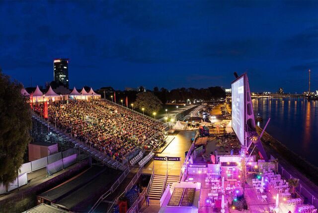 blick über das open air kino am rhein