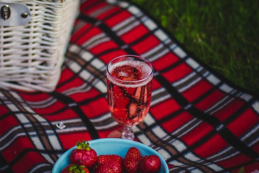 picknickdecke mit erdbeeren und sekt picknickdecke mit erdbeeren und sekt