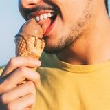 Ein Mann leckt an einer Eiskugel