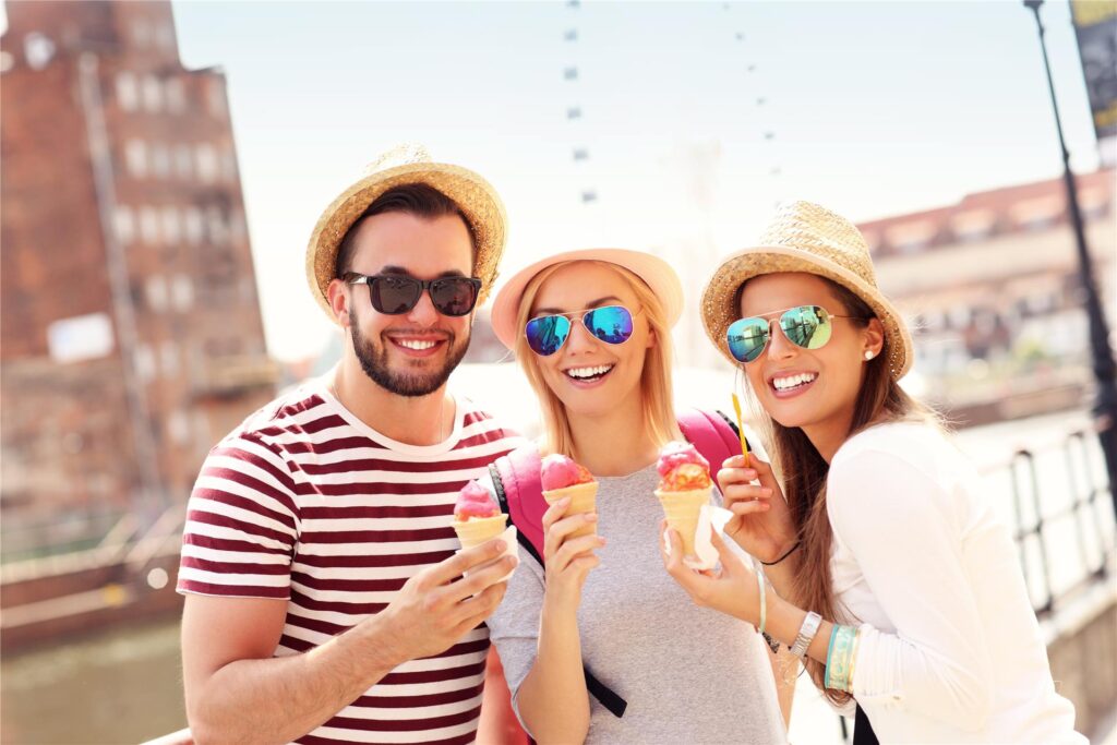 drei menschen essen eis