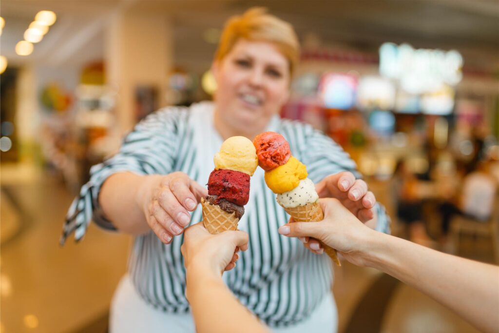 eine frau greift nach zwei eistüten