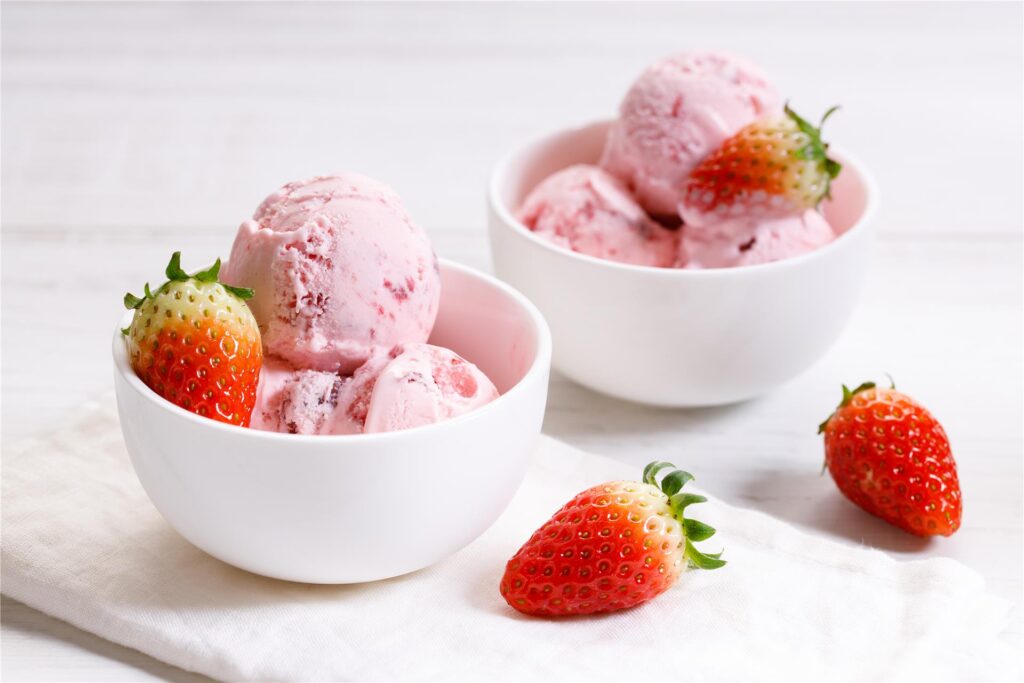 erdbeereis und erdbeeren
