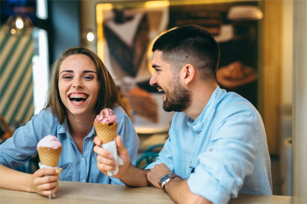 zwei menschen essen eis in einem café