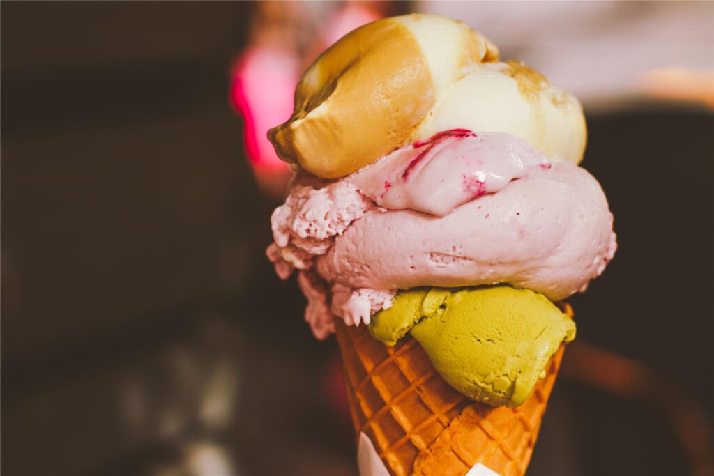 drei kugeln eis in einem hörnchen