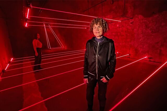 Künstlerin Margareta Hesse vor ihrer Installation aus Laserstrahlen