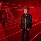 Künstlerin Margareta Hesse vor ihrer Installation aus Laserstrahlen