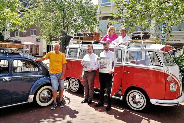 Gerd Menneken vom MSC Bork, Sebastian Pankalla und Christian Speda; hinten im Bulli-Dachfenster Nicole Moenikes vom Stadtmarketing und Oldtimer-Sammler Sascha Müller.