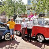 Gerd Menneken vom MSC Bork, Sebastian Pankalla und Christian Speda; hinten im Bulli-Dachfenster Nicole Moenikes vom Stadtmarketing und Oldtimer-Sammler Sascha Müller.