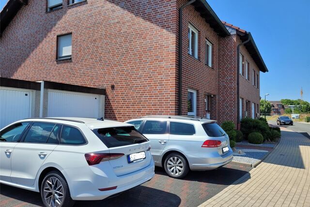 Zwei Autos parken vor jeweils einer Garage in Oer-Erkenschwick.