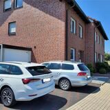 Zwei Autos parken vor jeweils einer Garage in Oer-Erkenschwick.
