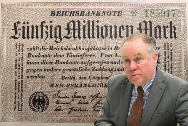 Dr. Matthias Kordes leitet das Stadtarchiv an der Hohenzollernstraße. Er ist vor eine 50-Millionen-Mark-Banknote aus dem Jahr 1923 montiert.