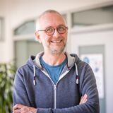 Benedikt Bock ist Paartherapeut aus Dortmund, der unter anderem eine Beratung speziell für Männer anbietet. In der Kolumne „Beziehungsweise“ berichtet er, mit welchen Beziehungsproblemen Männer zu ihm kommen und welche Lösungen er mit ihnen findet.