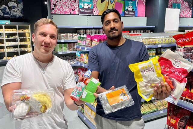 Ole Buchholz und Suthan Balachandran zeigen fünf außergewöhnliche Produkte aus dem Asiamarkt „Tains“, der sich neu in der Dortmunder City angesiedelt hat.