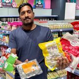 Ole Buchholz und Suthan Balachandran zeigen fünf außergewöhnliche Produkte aus dem Asiamarkt „Tains“, der sich neu in der Dortmunder City angesiedelt hat.