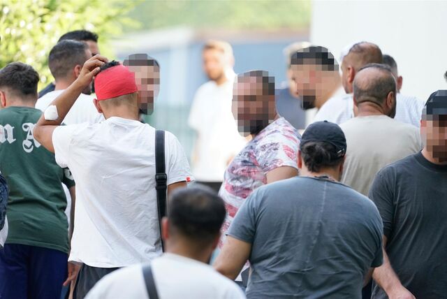 Verletzte vom Donnerstag (15.6.) waren unter den Menschen, die sich am Freitag (16.6.) an der Wittener Straße in Merklinde zusammenfanden. Die Polizei kontrollierte über 100 Personen und 24 Fahrzeuge, fand dabei auch Waffen, unter anderem eine Schusswaffe.
