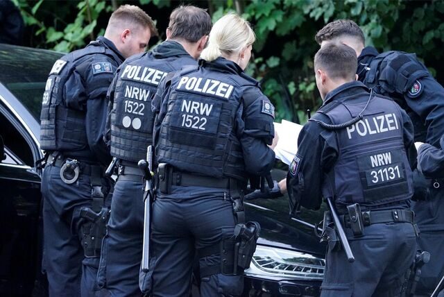 Polizisten überprüfen Fahrzeuge und Papiere der Menschen, die sich am Freitagabend in Castrop-Rauxel Merklinde trafen.