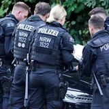 Polizisten überprüfen Fahrzeuge und Papiere der Menschen, die sich am Freitagabend in Castrop-Rauxel Merklinde trafen.