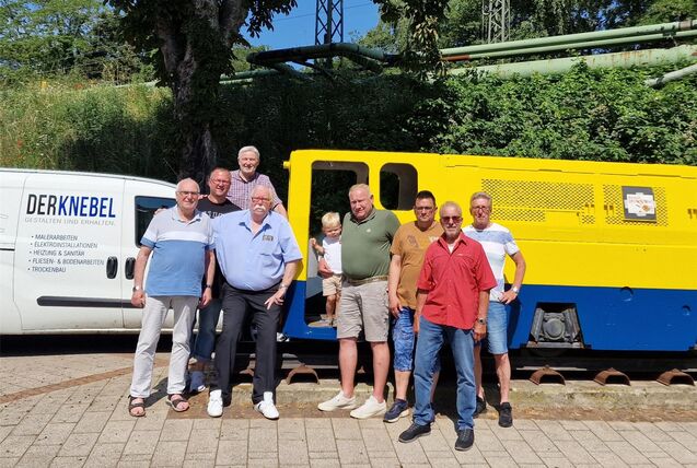 ürgen Grunwald, Jörn Brösicke, Werner Schnieders, Hans Klare, Moritz Knebel, Detlef Knebel, Jürgen Poschdzich, Norbert Formanski und Frank Heiroth stehen vor der Grubenlok Westerholt.