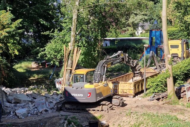 Auf dem Spielplatz am Kuniberg in Recklinghausen steht ein Bagger, der Schutt abtransportiert.