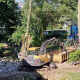 Auf dem Spielplatz am Kuniberg in Recklinghausen steht ein Bagger, der Schutt abtransportiert.