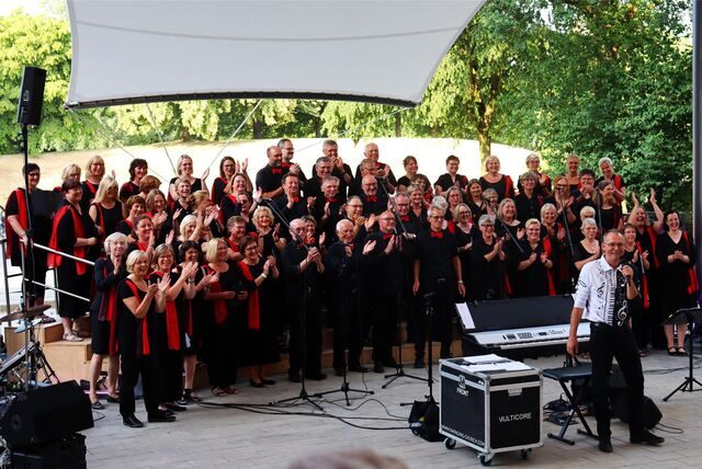 Der Gospelchor Swinging Church unter der Leitung von Hans-Jürgen Gromann bot im Amphitheater im Bürgerpark