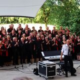 Der Gospelchor Swinging Church unter der Leitung von Hans-Jürgen Gromann bot im Amphitheater im Bürgerpark