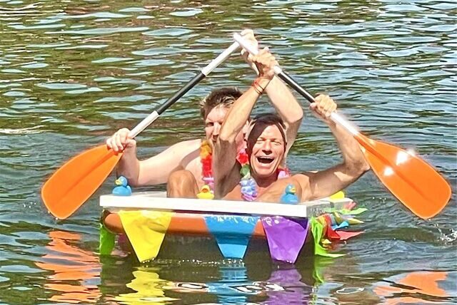 Markus Flögel, Vorsitzender des VV Suderwich-Essel, und Bürgermeister Christoph Tesche in einer Badewanne auf dem Teich.