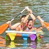 Markus Flögel, Vorsitzender des VV Suderwich-Essel, und Bürgermeister Christoph Tesche in einer Badewanne auf dem Teich.