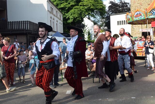 Das Männerballett der KG Blau-Weiß am Stimberg beim Auftritt beim Familienfest Oer dreht sich in Oer-Erkenschwick