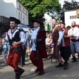 Das Männerballett der KG Blau-Weiß am Stimberg beim Auftritt beim Familienfest Oer dreht sich in Oer-Erkenschwick