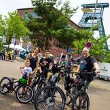 Stefan und Carolin Porwoll mit ihren Söhnen Tom (5) und Ben (12) setzen ganz aufs E-Bike.
