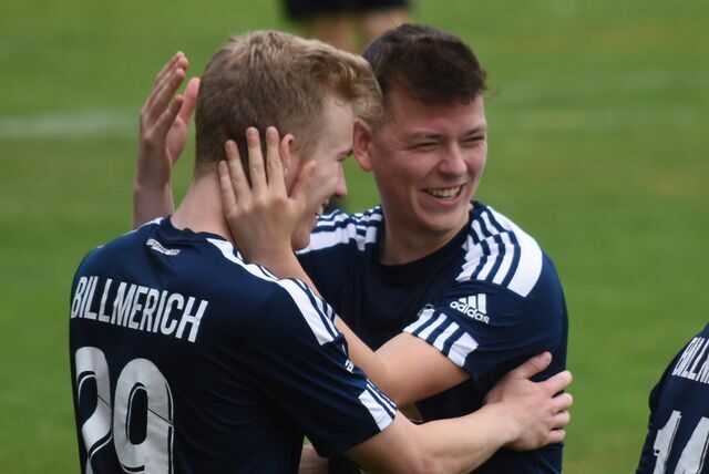 Florian Clausmeier beglückwünscht Ben Tadday (l.), der mit drei Toren Matchwinner war.