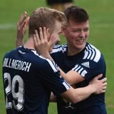 Florian Clausmeier beglückwünscht Ben Tadday (l.), der mit drei Toren Matchwinner war.