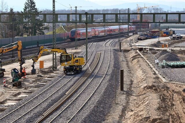 Auf einer Länge von 700 Meter liegen auf dem fertigen Rohbau der Weströhre des Bahntunnels Rastatt bei Niederbühl neu verlegte Gleise an der Rheintalbahn.