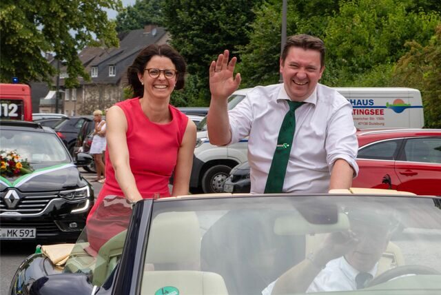 Beim Festumzug durch den Henrichenburger Ortskern zogen hunderte Schützen an der Thronbühne vorbei. Schätzungsweise über 1500 Schaulistige säumten die Straßen. Bürgermeister Rajko Kravanja und seine Frau Britta fuhren im Cabrio mit.
