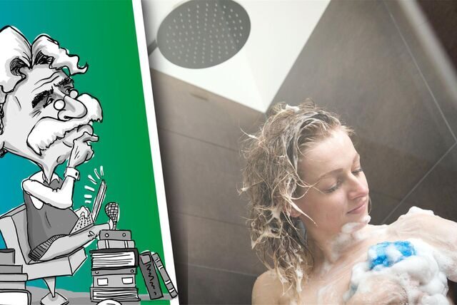 Frau steht unter der Dusche.