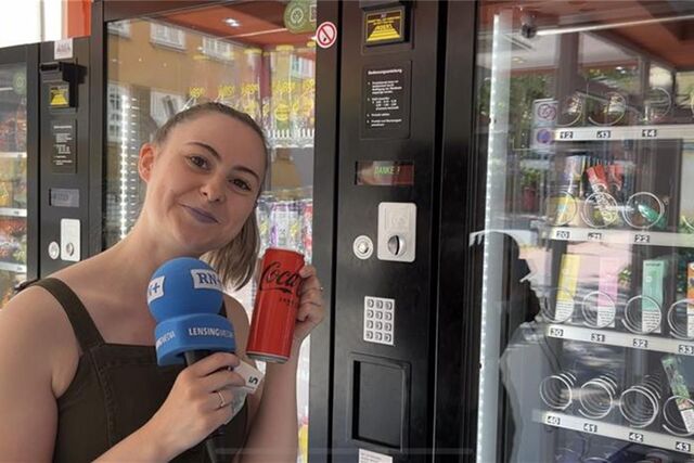 Unsere Volontärin Julia Segantini testet den Automatenkiosk .