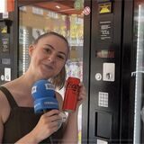 Unsere Volontärin Julia Segantini testet den Automatenkiosk .