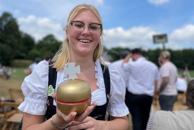 Der ABSV Henrichenburg sucht einen neuen König oder Kaiser. Am 19.6.2023 war dafür die Schützenwiese an der Lambertstraße bereitet. Ilka Mosebach (21) aus Henrichenburg schoss den Apfel herunter.