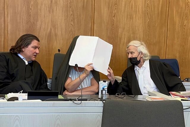 Die Angeklagte zwischen ihren Verteidigern Malte Englert und Siegmund Benecken im Prozess am Essener Landgericht.