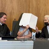 Die Angeklagte zwischen ihren Verteidigern Malte Englert und Siegmund Benecken im Prozess am Essener Landgericht.