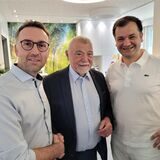 Drei Männer geben sich sich Hand