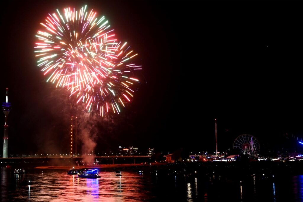 Feuerwerkskörper steigen währen der Rheinkirmes in Düsseldorf über dem Rhein auf. Feuerwerkskörper steigen währen der Rheinkirmes in Düsseldorf über dem Rhein auf.