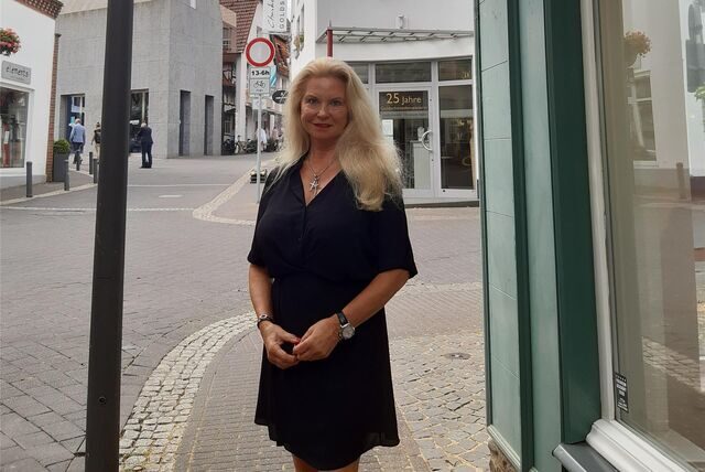 Dagmar Sogemeier steht vor ihrem Ladenlokal in der Wiethofstraße.