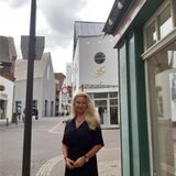 Dagmar Sogemeier steht vor ihrem Ladenlokal in der Wiethofstraße.