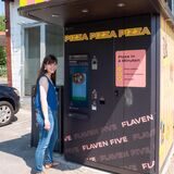 RZ-Reporterin Janka Hardenacke steht am Pizza-Automaten an der Castroper Straße in Recklinghausen.